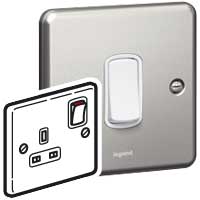 [733060] DP SOCKET OUTLET SYNERGY - 1 GANG SWITCHED - 13 A - 250 V~ - BRUSHED STEEL 